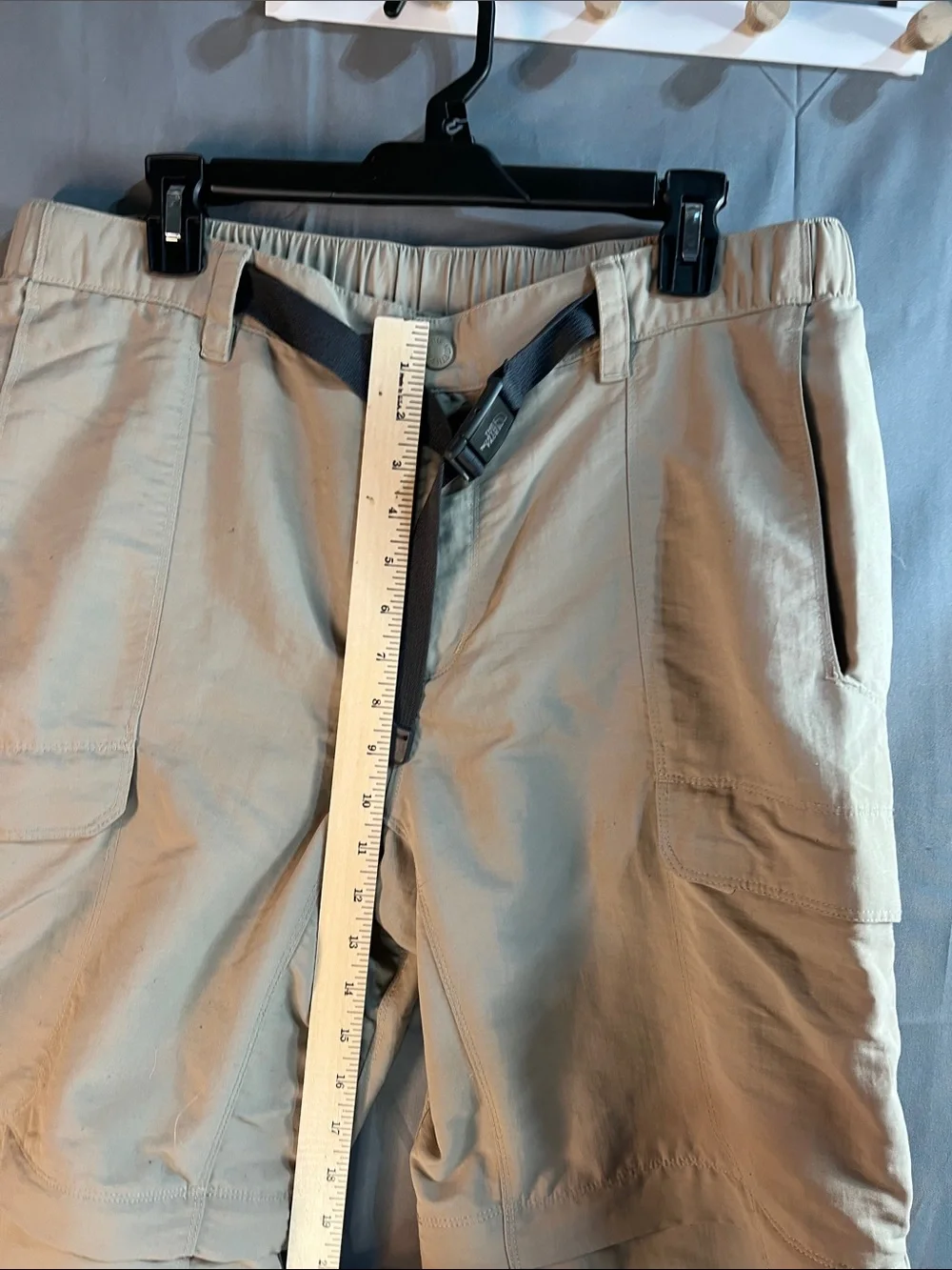 The North Face Men's Cargo Pants in Beige convertible turns into shorts men’s LG